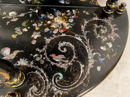 Rare et belle étagère en demi-lune Napoléon III, bois et carton bouilli burgauté
