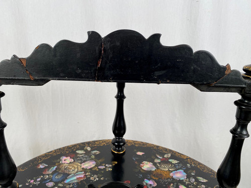 Rare et belle étagère en demi-lune Napoléon III, bois et carton bouilli burgauté