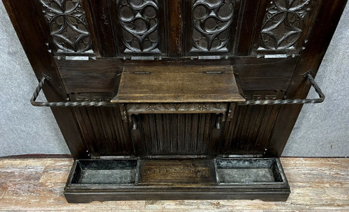 Appendiabiti neogotico in rovere intagliato del XIX secolo