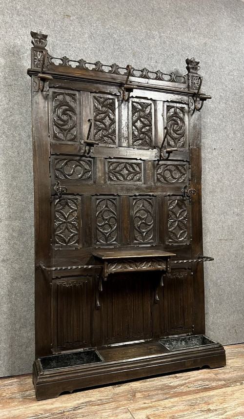 Appendiabiti neogotico in rovere intagliato del XIX secolo