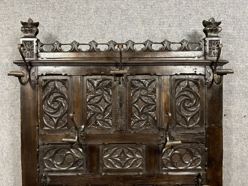 Appendiabiti neogotico in rovere intagliato del XIX secolo