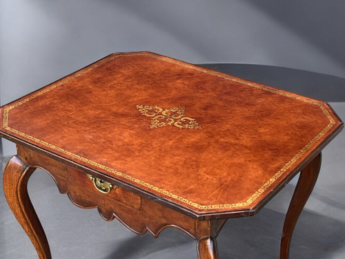 TABLE DE CABARET XVIIIe ÉPOQUE LOUIS XV EN BOIS FRUITIER AVEC UN DESSUS CUIR