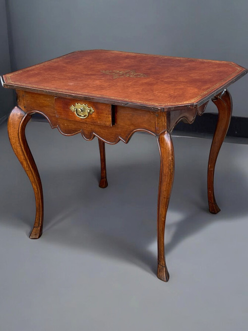 TABLE DE CABARET XVIIIe ÉPOQUE LOUIS XV EN BOIS FRUITIER AVEC UN DESSUS CUIR