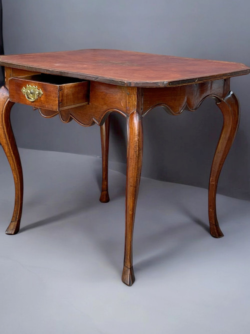 TABLE DE CABARET XVIIIe ÉPOQUE LOUIS XV EN BOIS FRUITIER AVEC UN DESSUS CUIR