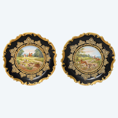 Paire de plats en porcelaine de Limoges décor de scènes de chasse peints par Abel Golse (1844-1937)
