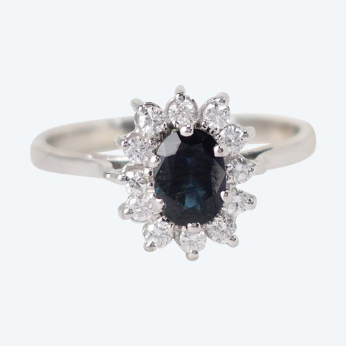 Margeritenring aus Weißgold, ovaler Saphir und Diamanten