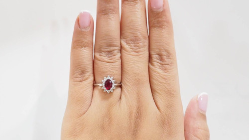 Bague entourage en or blanc, rubis et diamants 