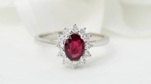 Bague entourage en or blanc, rubis et diamants 