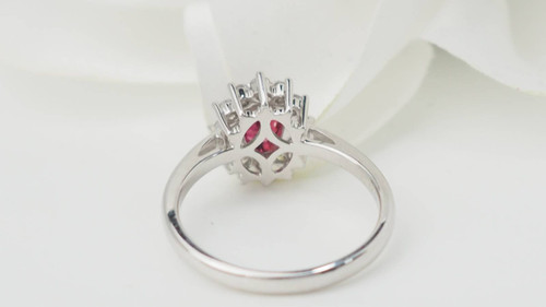 Bague entourage en or blanc, rubis et diamants 