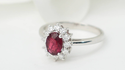 Bague entourage en or blanc, rubis et diamants 