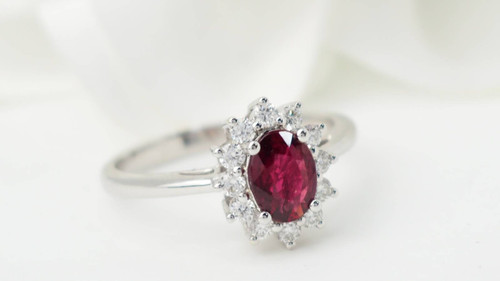 Bague entourage en or blanc, rubis et diamants 