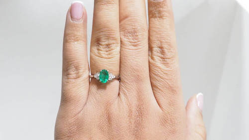 Bague en or blanc, émeraude ovale et diamants 