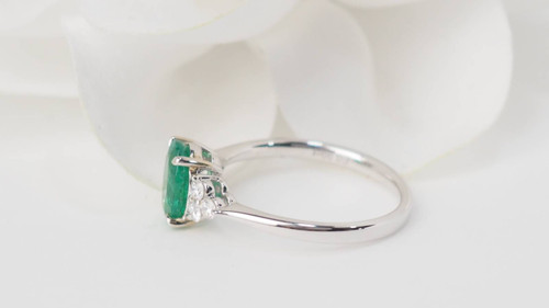 Bague en or blanc, émeraude ovale et diamants 