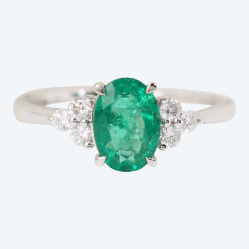 Bague en or blanc, émeraude ovale et diamants 