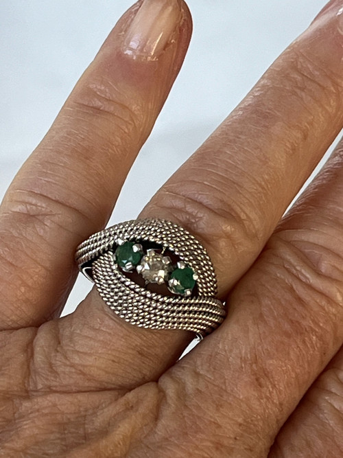 Anello con smeraldo in oro giallo e diamanti intrecciati