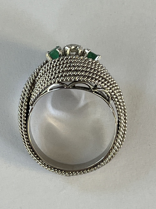 Anello con smeraldo in oro giallo e diamanti intrecciati