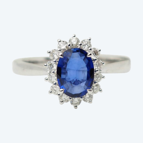 Bague entourage en or blanc, saphir Ceylan et diamants