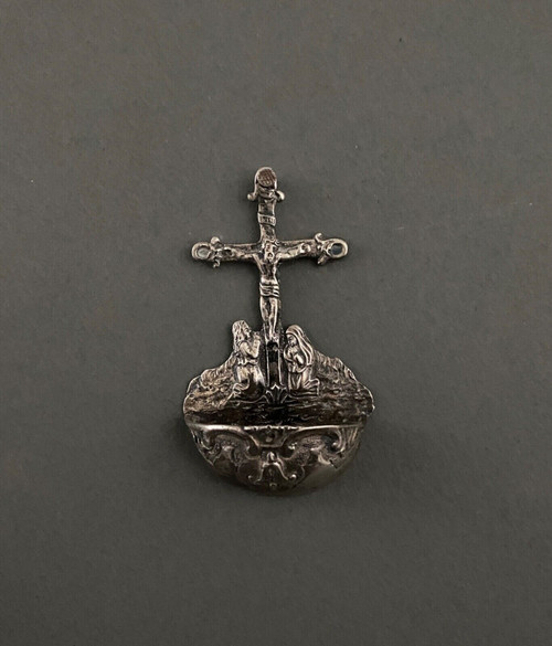 Acquasantiera in argento con decorazione a calvario XVIII secolo