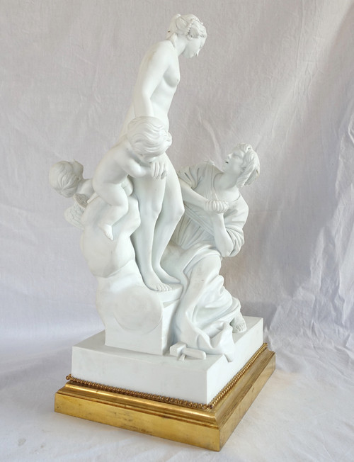 Grande biscotto in porcellana, allegoria della scultura di Falconet - stile Luigi XVI in bronzo dorato