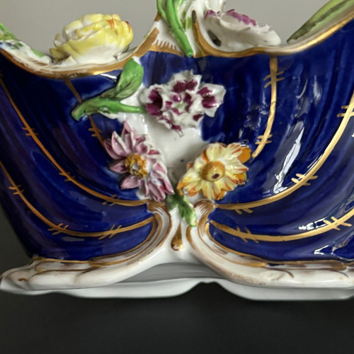 Porcelain basket from Paris, 19th century, with floral applications