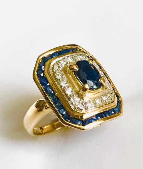 Anello cocktail in oro con zaffiri e diamanti
