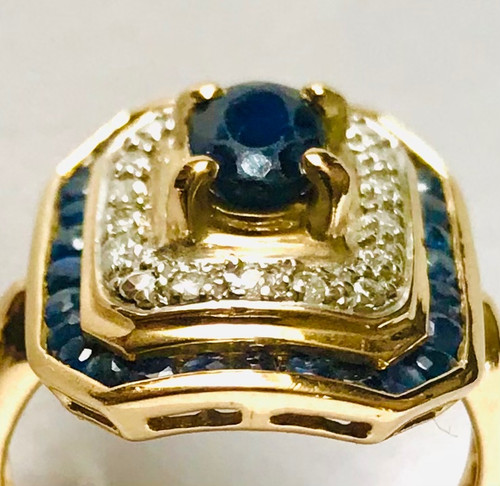 Anello cocktail in oro con zaffiri e diamanti