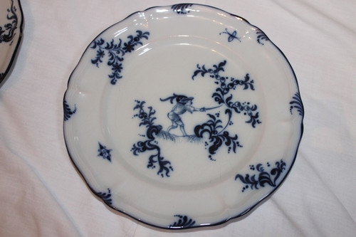 11 assiettes en faïence signées d'Emile Gallé service chasseurs et chasseresses en bleu 19ème
