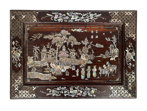 Couchtisch aus Holz mit Perlmutt-Intarsien und einer animierten Landschaft. Vietnam oder Südchina
