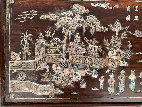 Couchtisch aus Holz mit Perlmutt-Intarsien und einer animierten Landschaft. Vietnam oder Südchina