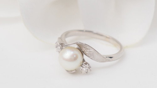 Anello In Oro Bianco, Perla Coltivata E Diamanti 