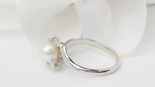 Anello In Oro Bianco, Perla Coltivata E Diamanti 