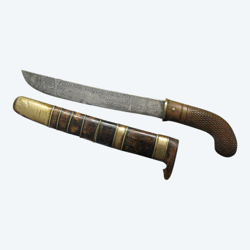 Coltello Golok indonesiano. Arte islamica.