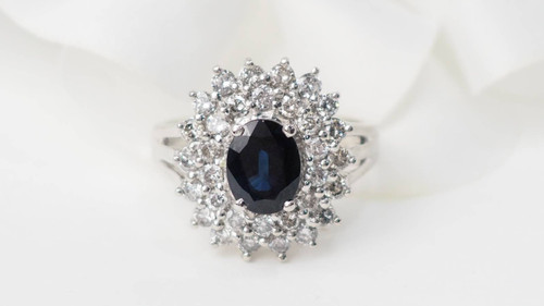 Bague entourage en or blanc, saphir et diamants 