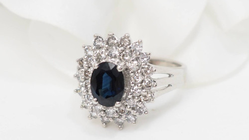 Bague entourage en or blanc, saphir et diamants 
