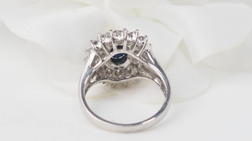 Bague entourage en or blanc, saphir et diamants 
