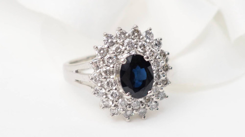 Bague entourage en or blanc, saphir et diamants 