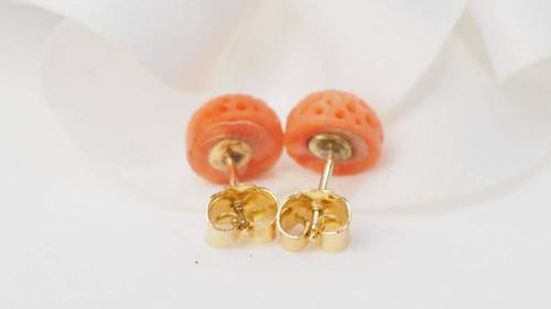 Boucles d'oreilles corail sculpté et or jaune