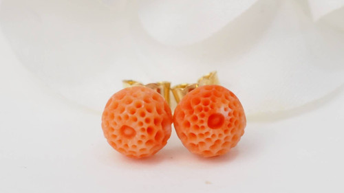 Boucles d'oreilles corail sculpté et or jaune