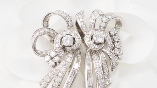 Spilla art deco a doppia clip in oro bianco e platino, diamanti