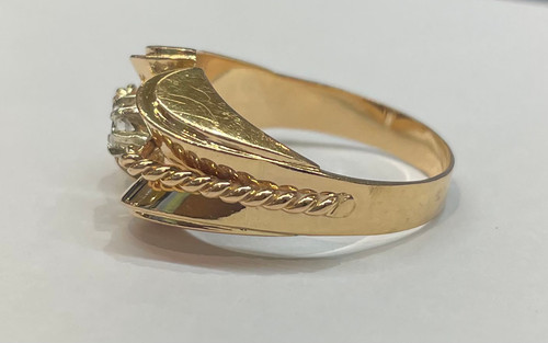 Twisted ring with diamond