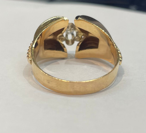 Twisted ring with diamond