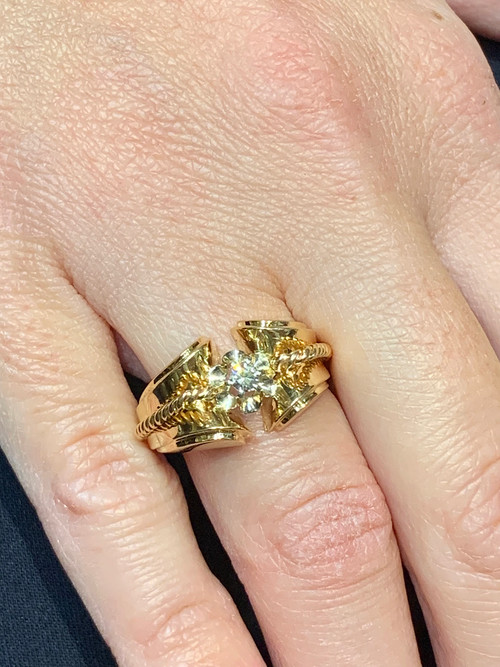 Twisted ring with diamond