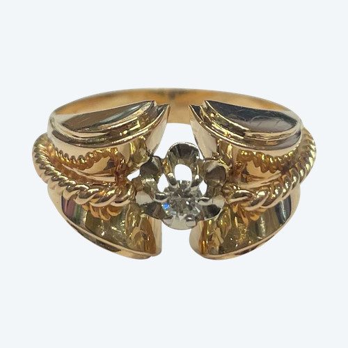 Twisted ring with diamond