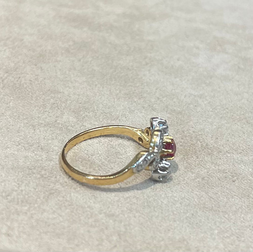 Anello trilogy con rubini e diamanti
