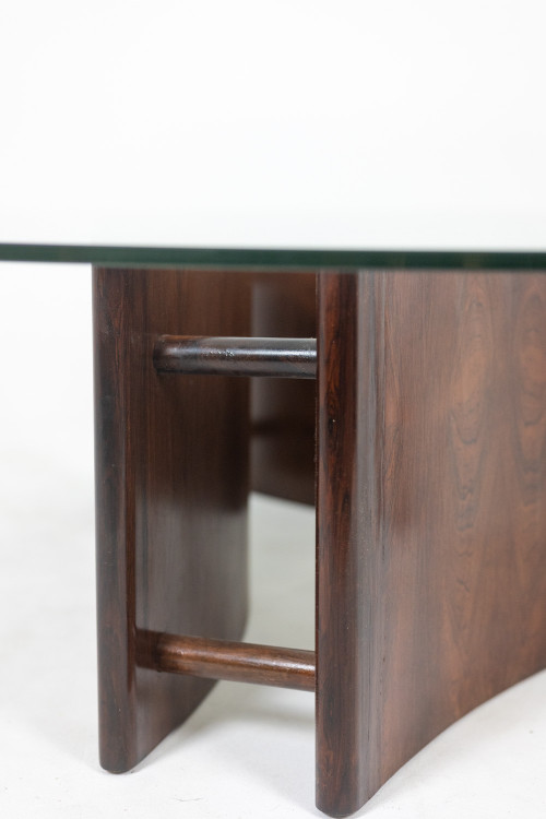 Table basse en palissandre, de forme concave. Années 1970. LS59121106A