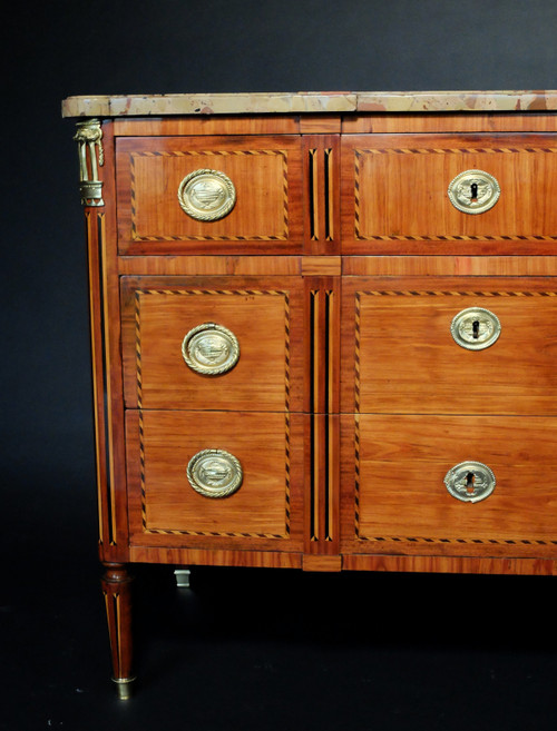 Commode Louis XVI en marqueterie de bois de rose