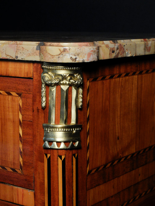 Commode Louis XVI en marqueterie de bois de rose