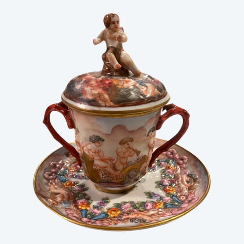 Deckeltasse aus Neapel-Porzellan (Capo di Monte)