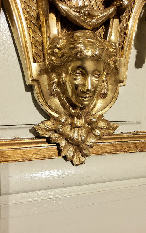 Großes Wandkartell aus gemeißelter und vergoldeter Bronze im Louis-XVI-Stil, Zeit Napoleons III., 19. Jahrhundert 