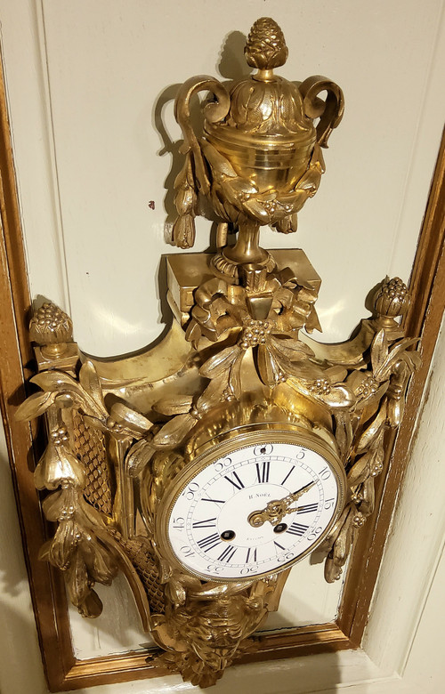Großes Wandkartell aus gemeißelter und vergoldeter Bronze im Louis-XVI-Stil, Zeit Napoleons III., 19. Jahrhundert 